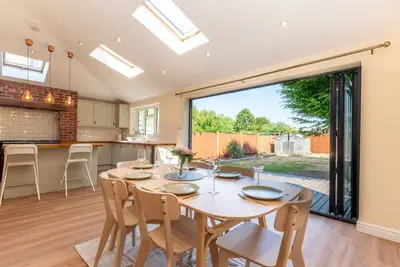 Image de Pass the Keys | Stunning, Spacious Chessington Gem with Parking