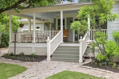 Image de Charming Tarrytown Bungalow