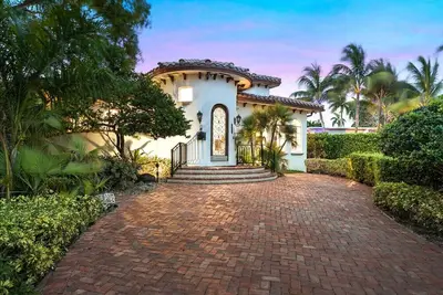 Image de Luxurious 5br/3ba Lakefront Villa near Beach