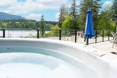 Image de Lake Cowichan Lookout | Lakefront | Hot Tub | Pets