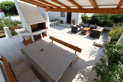 Image de Spacious 2-bedroom Apartment With Parking and Outdoor Lounge in KorÄŤula Suburbs