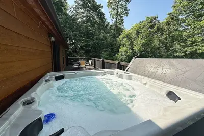 Image de 3 Bedroom Cabin w/ Hot Tub, Fire Pit, and Next to A Winery!