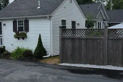 Image de Charming 1-bedroom cottage in lovely Charlestown with WiFi, Ac