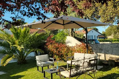 Image de 1, 5 km de la plage. Maison 130 m2, 8/10 personnes, jardin 200 m2. Quartier calme
