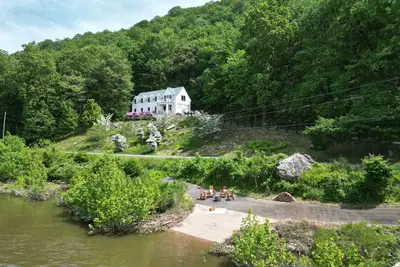 Image de The Riverfront Boathouse
