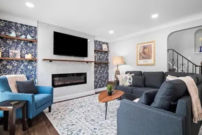 Image de Stylish Home|Game Room W/Wet Bar|Sleeps 9|Outdoor Space