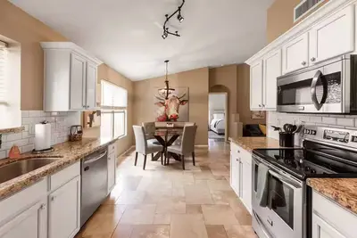 Image de 4br/2ba house in Ne Phoenix with crib and beautiful backyard