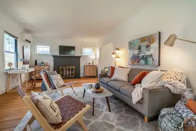 Image de Ballard Tudor: Stylish, Quiet & Steps to Eatery