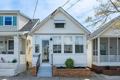 Image de New 3-bdrm bungalow in cool Wildwood with WiFi, Walk to Beach/Boards, 2 Parking!