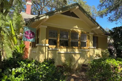 Image de Charming 2-bedroom bungalow walkable to lovely downtown St. Petersburg