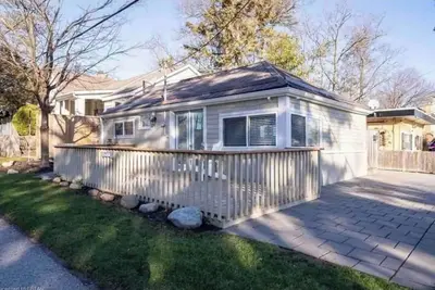 Image de Cozy Grand Bend Cottage steps to the beach and the main strip with large deck!