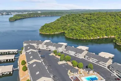 Image de Waterfront Condo Lake of the Ozarks Surrounded by State Park Boat Slip available
