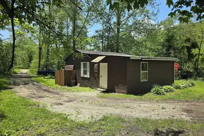 Image de Cozy cabin in peaceful Glouster with WiFi, Ac, Very Quiet in a beautiful area.