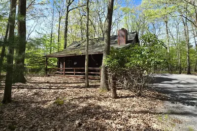 Image de Camp Valentine- charming 3 bedroom cabin with hot tub and fireplace in private setting