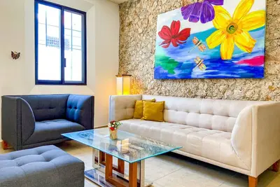 Neat & Bright 4br Villa W/Private Pool + Patio