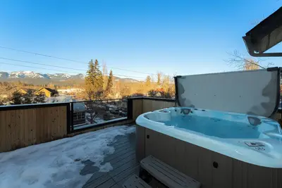 Image de New! Luxury Downtown Condo with hot tub and 30% donated to charity
