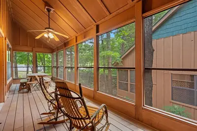 Image de Tranquil 2br Woodland Cabin | Jetted Tub, Fireplace & Dog-Friendly