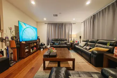 Image de Spacious 4-bedroom townhome in Baldwin Park