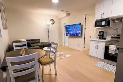 Image de Tastefully furnished brand new 1-bedroom suite in Bear Mountain