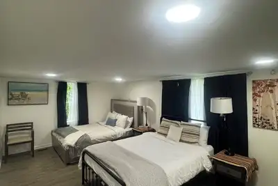 Image de Relaxing home master bedroom