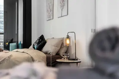 Image de A Cozy Apt, Only a 5-min Walk to Victoria Market