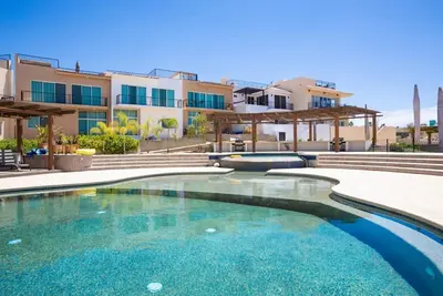 Image de Modern 3-Bed, 3-Bath Home with Rooftop & Hot Tub – Stunning Views!