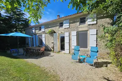 Image de Gîte avec piscine chauffée et boulodrome. Charme et sérénité. Animaux acceptés