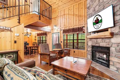 Image de Pet-Friendly Cabin | Pools, King Beds, Prime Spot