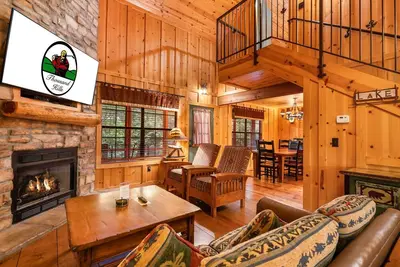 Image de Woodland Cabin with Spa Tub & Resort Pool