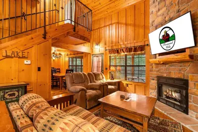 Image de Branson  Cabin Hideaway | King Beds, Pool & Relaxation