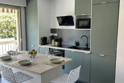 Image de 🌅 Appartement de standing – Proche plages, mer – Parking securisé, clim, balcon