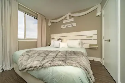 Image de 12 Condo/King Bed/Close To Attractions/Laundry