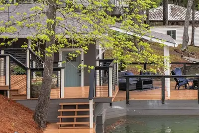 Tranquil Lakefront Cottage with private dock