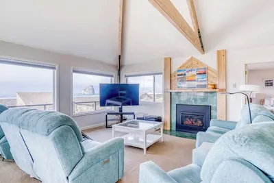 Image de Ocean and Haystack Rock View, Gated Community, Pacific City Home