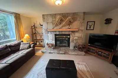 Image de Charming 2-bedroom ski in/ski out condo on Mt. Snow with fitness, pool, WiFi