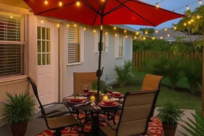 Image de Vacation Vibes! Close to beaches, pools, walk to golf and waterfront bars.