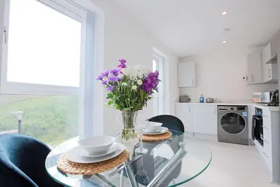 Modern 2-bedroom Apartment with Balcony