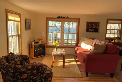 Image de 3-bedroom coastal home on Long Island, Maine with water view.