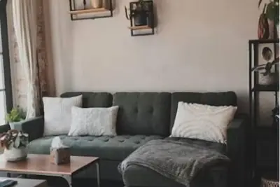 Image de Comfortable apartment near the water with its own bar.