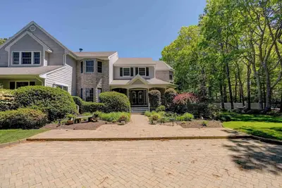 Image de New 7 Bed 5. 5 Bath Home with Pool, Gym, Game Room