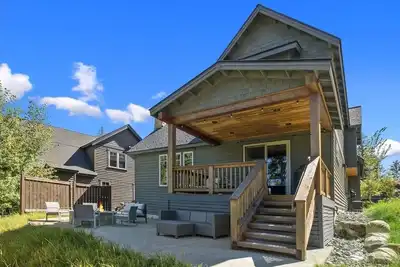 Image de 3-bedroom house w/ open floor plan, spacious deck/patio, and nearby park