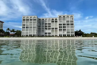 Image de Beach front condo! Charming fully renovated 2-bedroom 5th floor with WiFi, Ac