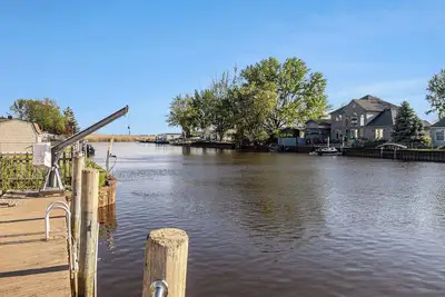 Image de Spacious Waterfront Retreat– 3br/2. 5ba Home Sleeps 10 in Scenic St. John's Marsh