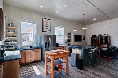 Image de The Power Plant near historic Main St, Train Depot and Ark. River. Pet friendly!