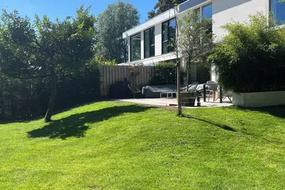 Image de White villa in The Hague with big garden