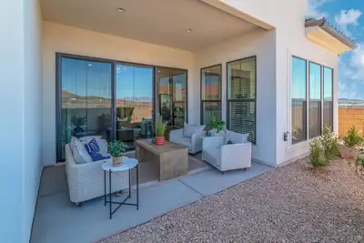 Image de 5 Br 5 Ba Near Zion • Brand New pool, hot tub, and pickleball court!