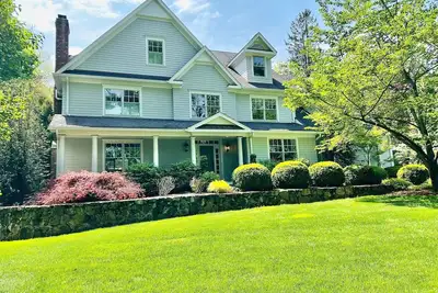 Image de Spacious 5-bedroom house in Westport with fitness room, pool and home theatre.