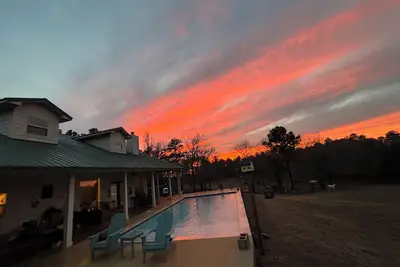 Image de Iron Ranch retreat in East Texas with Pool, Pond & 24 acres to retreat & relax!