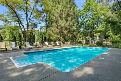 Image de Charming 3 bdrm/3 ba, heated pool, fire pit, private yard, 5 min drive to beach