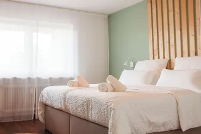 Image de City Jewel / 6 min to the lake / Bike storage / Central location / Green view